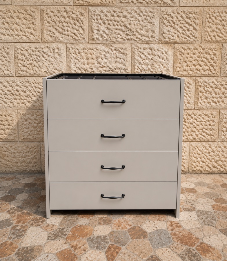 שידת מגירות בגוון אפור עם ידיות שחורות